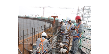 16万立LNG气顶升到位，技术人员正在核查数据